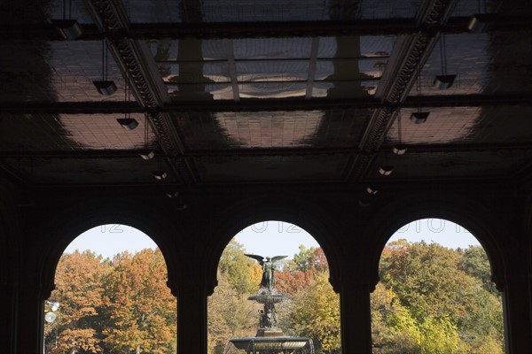 USA, New York City, Central Park, Bethesda Fountain with angel statue as seen through ach colonnade. Photo: fotog