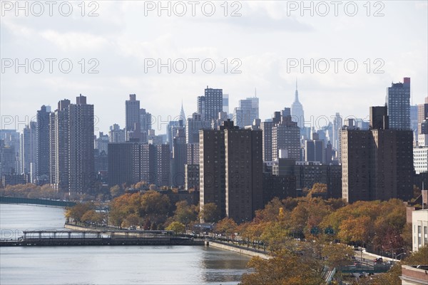 USA, New York City, View of lake in Central Park and Manhattan skyline. Photo : fotog