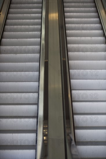 Empty escalator. Photo : fotog