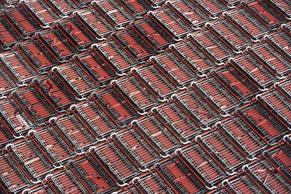 Full frame shot of supermarket trolleys. Photo : fotog