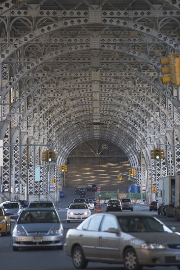 USA, New York City, Traffic passing under bridge. Photo : fotog