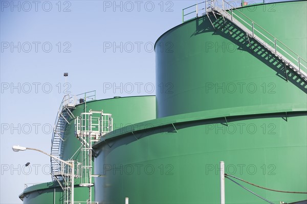 USA, New York City, Green storage tanks. Photo : fotog