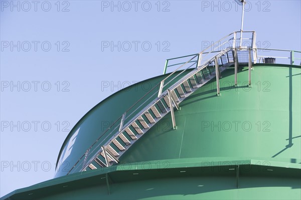 USA, New York City, Green storage tank. Photo: fotog