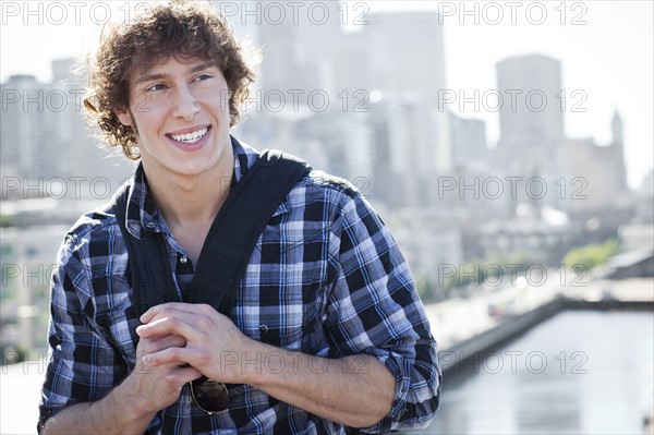 USA, Washington, Seattle, Man with skyline in background. Photo : Take A Pix Media