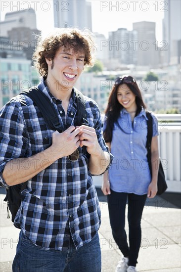 USA, Washington, Young couple sightseeing. Photo : Take A Pix Media