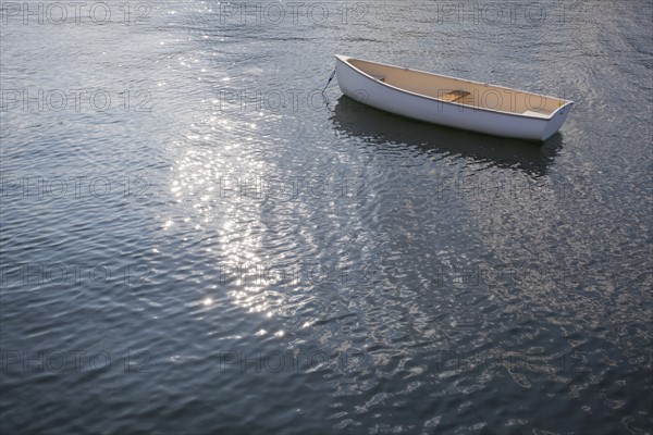 Rhode Island, Lonely rowing boat on water. Photo: Johannes Kroemer