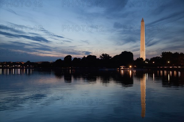 USA, Washington DC, Washington Monument reflecting in water at dusk. Photo : Johannes Kroemer