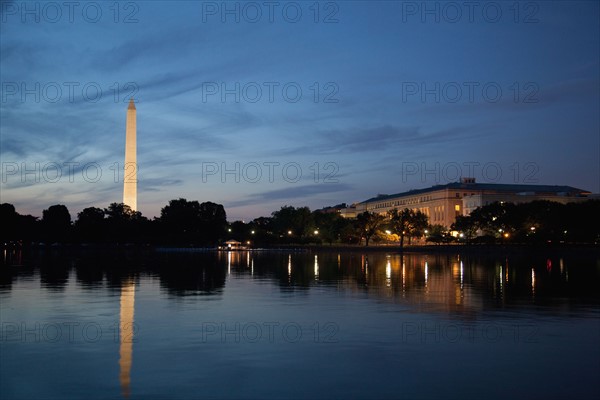 USA, Washington DC, Washington Monument reflecting in water at dusk. Photo : Johannes Kroemer