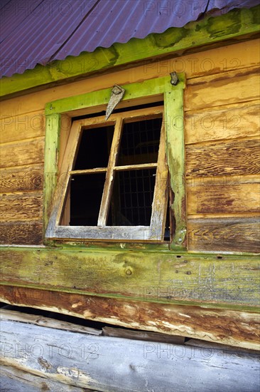 USA, Colorado, Old abandoned log cabin. Photo : John Kelly