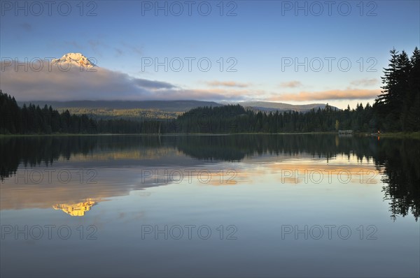 USA, Oregon, Multnomah County, Trillium Lake. Photo: Gary Weathers