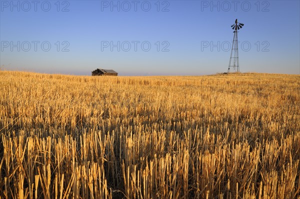 USA, Oregon, Wosco county, Rural scene with solitary barn. Photo: Gary Weathers