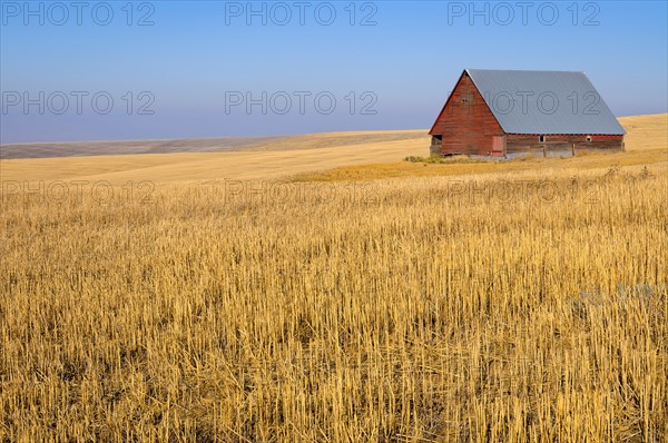 USA, Oregon, Wosco county, Rural scene with solitary barn. Photo : Gary Weathers