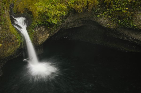 USA, Oregon, Eagle Creek, Punch Bowl Falls. Photo : Gary Weathers