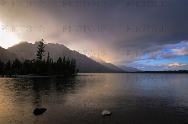 USA, Grand Teton National Park, Lake at dusk. Photo : Gary Weathers