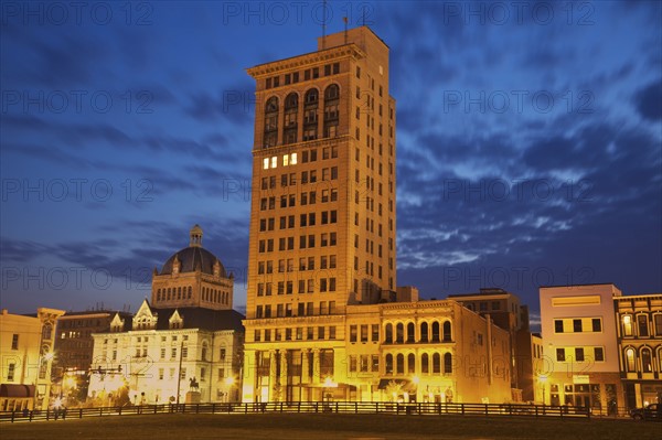 USA, Kentucky, Lexington, Courthouse illuminated at dusk. Photo : Henryk Sadura