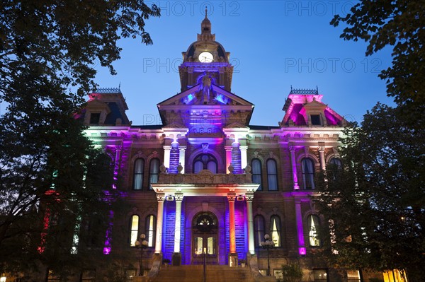 USA, Ohio, Cambridge, Town hall with colorful lights at dusk. Photo : Henryk Sadura