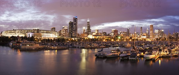 USA, Illinois, Chicago skyline at sunset. Photo : Henryk Sadura