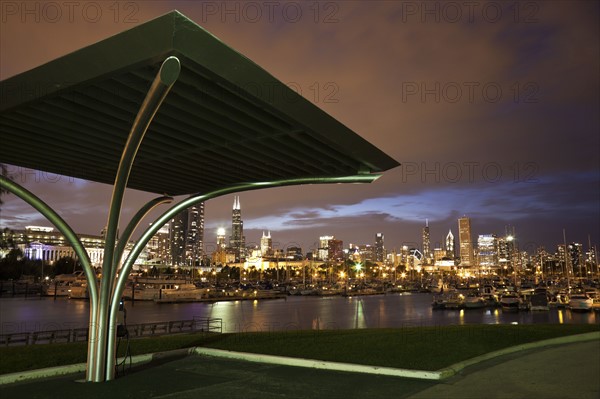 USA, Illinois, Chicago skyline at sunset. Photo: Henryk Sadura