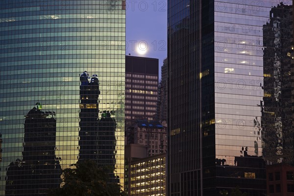 USA, Illinois, Chicago, Full moon over office buildings. Photo : Henryk Sadura