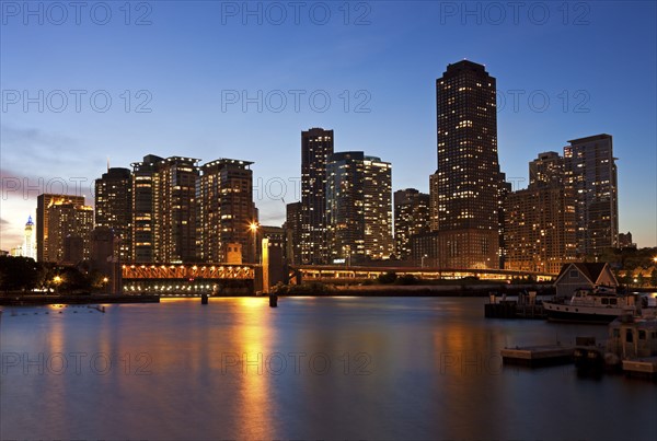 USA, Illinois, Chicago skyline at dusk. Photo : Henryk Sadura