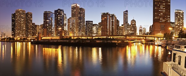 USA, Illinois, Chicago skyline at dusk. Photo: Henryk Sadura