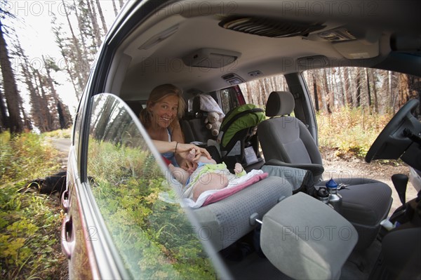 Mother with son (2-5 months) in car. Photo : Noah Clayton