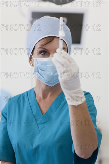 Surgeon preparing injection. Photo : db2stock