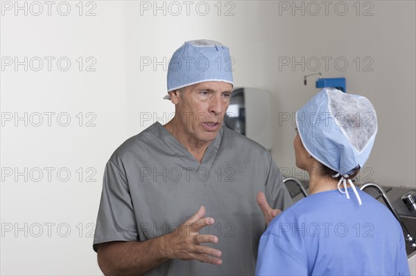 Male and female surgeons talking. Photo : db2stock