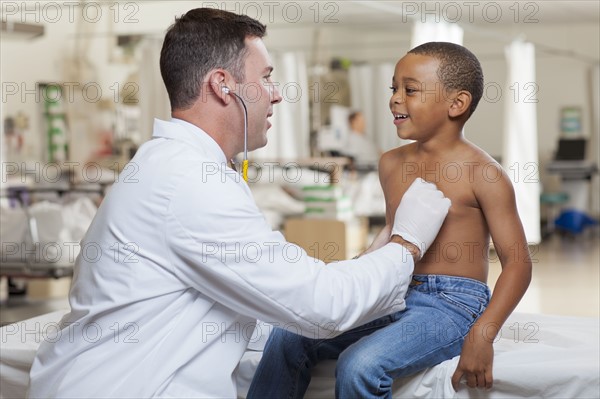 Doctor examining boy (4-5) in hospital. Photo: db2stock