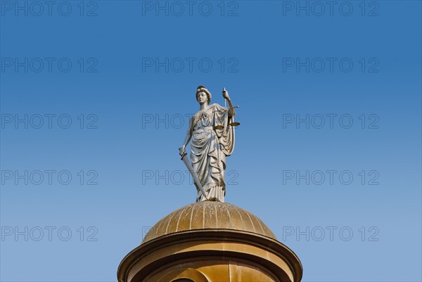 USA, Texas, San Marcos, Statue of Justice on top of copper dome of 1908 Hays County Courthouse. Photo : DKAR Images