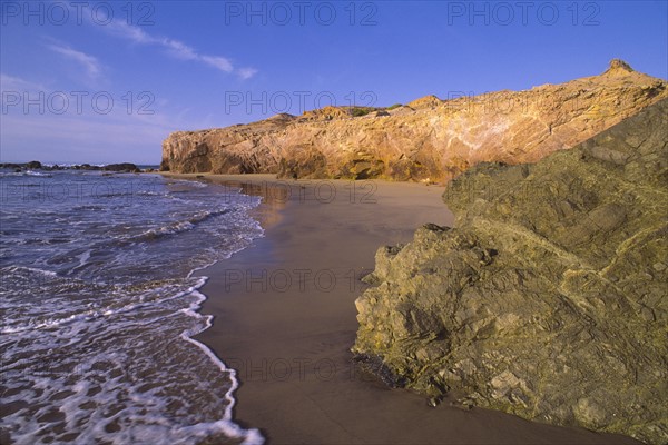 Mexico, Baja California Sur, Beach with rocks. Photo : DKAR Images