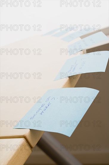 Adhesive notes on desk. Photo : Rob Lewine