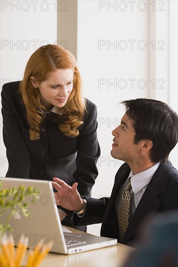 Business man and woman talking. Photo : Rob Lewine