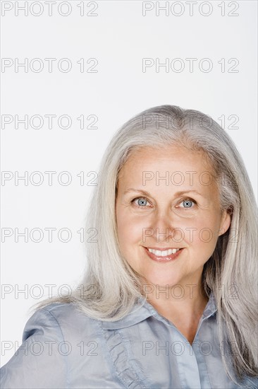 Studio portrait of mature woman. Photo : Rob Lewine