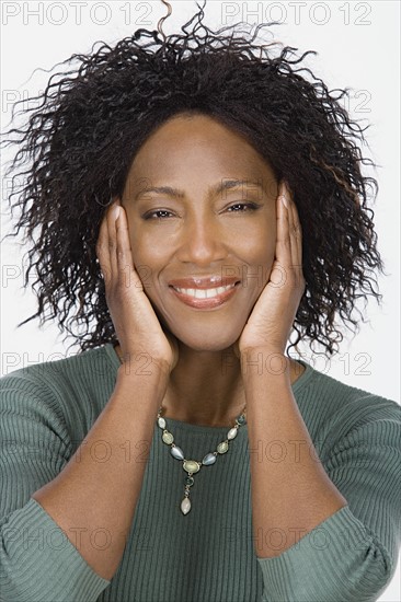 Studio portrait of mature woman. Photo : Rob Lewine