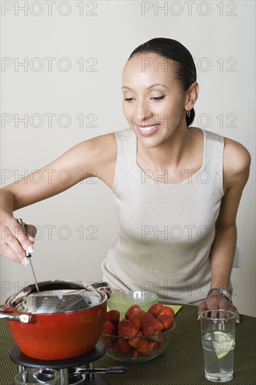 Woman preparing dessert. Photo : Rob Lewine
