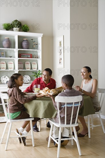 Parents and children (10-13) eating dinner together. Photo : Rob Lewine