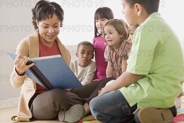 Teacher reading to schoolchildren (6-7). Photo : Rob Lewine