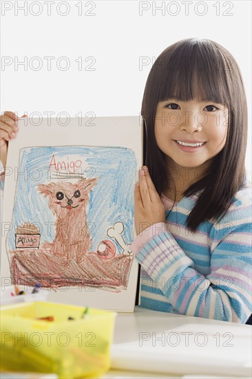 Girl (6-7) showing her drawing. Photo : Rob Lewine