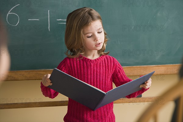 Girl (6-7) having presentation in classroom. Photo : Rob Lewine