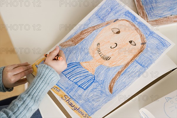 Girl (6-7) drawing portrait. Photo: Rob Lewine
