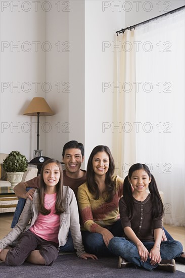 Portrait of family with two daughters (8-9, 10-11). Photo : Rob Lewine