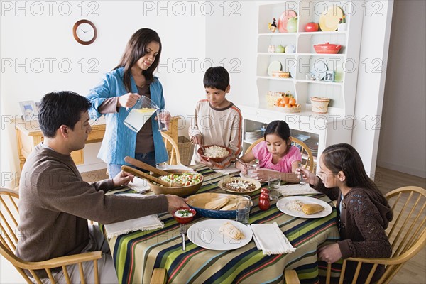 Family with three children (8-9, 10-11) dining together. Photo : Rob Lewine