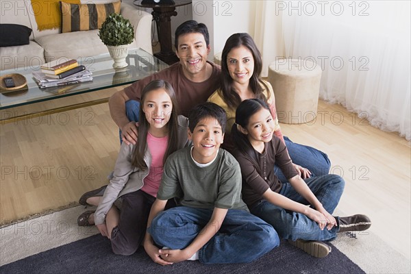 Portrait of family with three children (8-9, 10-11). Photo : Rob Lewine