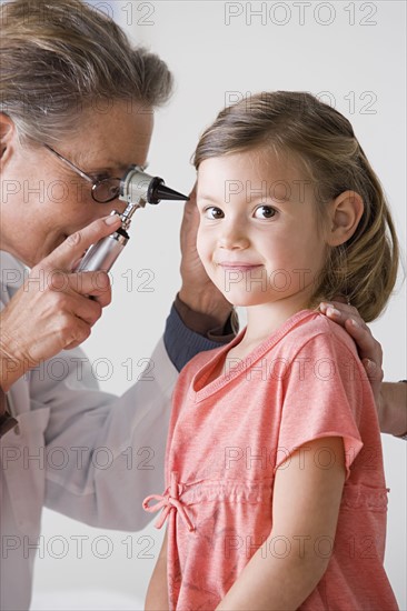 Female doctor examining girl (4-5). Photo : Rob Lewine