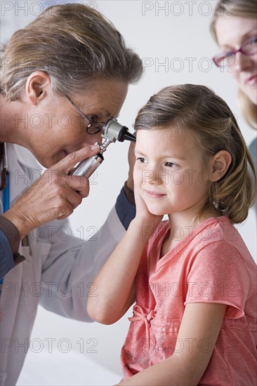 Female doctor examining small girl (4-5). Photo : Rob Lewine