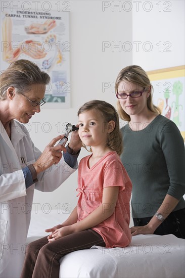 Female doctor examining small girl (4-5). Photo : Rob Lewine