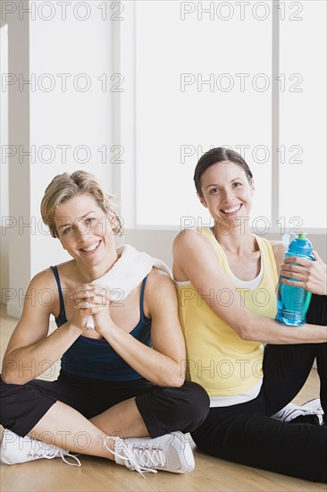 Two women in gym. Photo : Rob Lewine