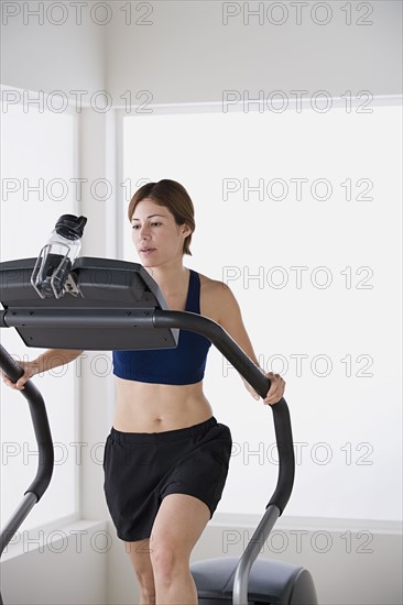 Woman running on treadmill. Photo : Rob Lewine