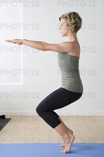 Woman exercising in gym. Photo : Rob Lewine
